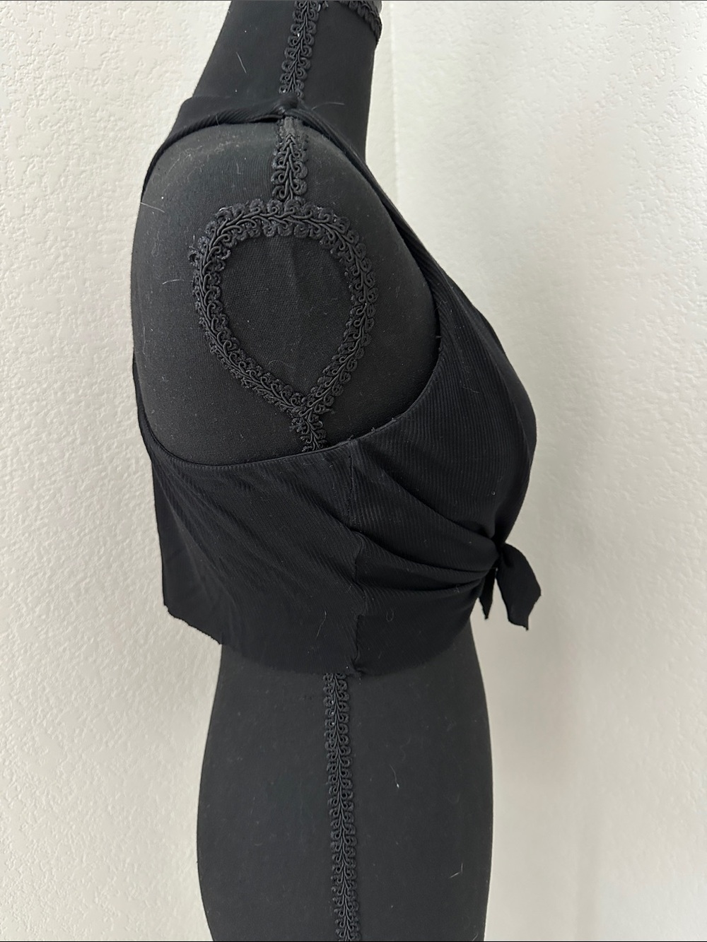 Niyama Sol Black Ribbed Halter Tie-Front Crop - Picture 2 of 3